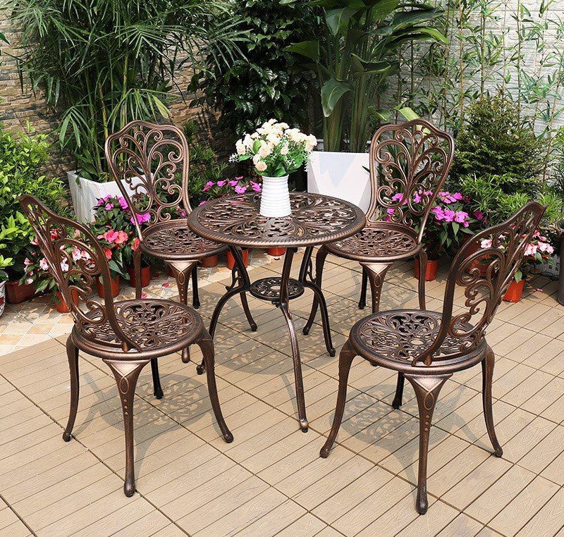  Gia chủ nên đặt bàn ghế sân vườn ở một vị trí thuận lợi, mát mẻ và dễ chịu
